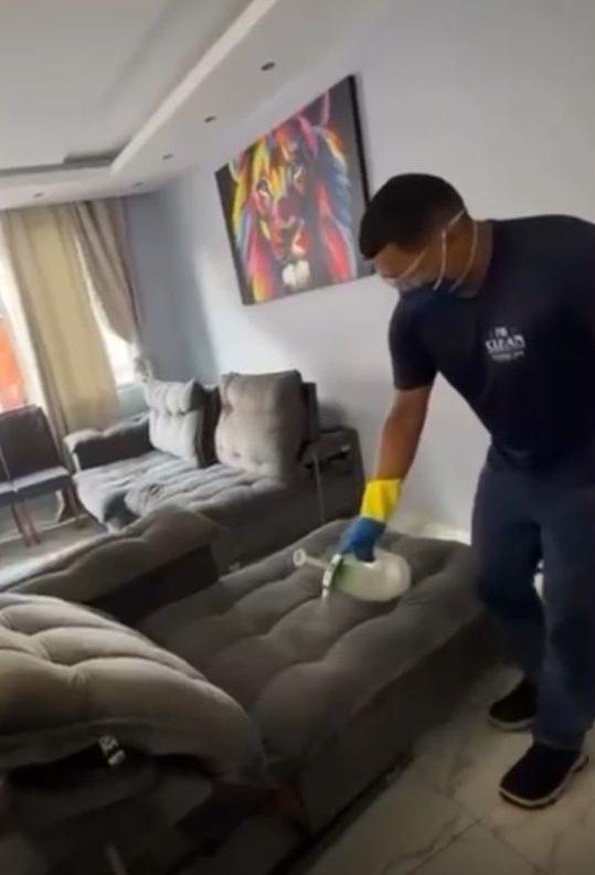 Profissional FB Clean em atendimento